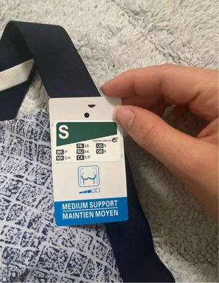 Top sportivo con stampa geometrica