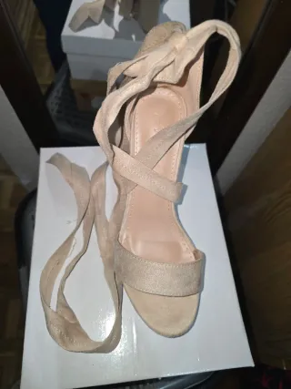 Tacones beige elegantes con tiras