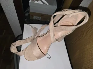 Tacones beige elegantes con tiras