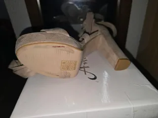 Tacones beige elegantes con tiras