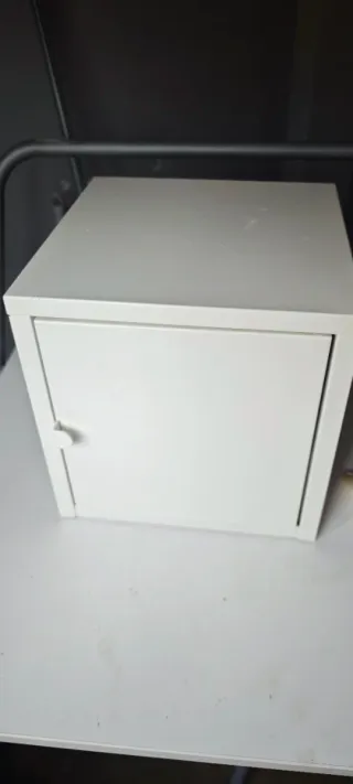 Conjunto de mesita de noche blanca.