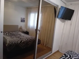 Puerta corredera de espejo