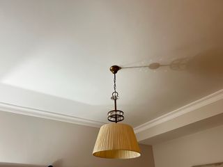 Lámpara de salón beige y dorada