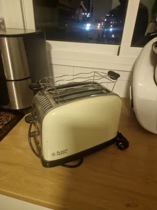 Tostadora Russell Hobbs crema