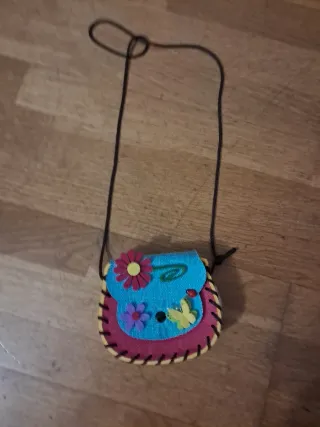 Bolso infantil con flores y mariposa