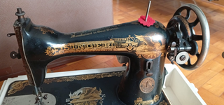 Máquina de coser Singer antigua con motor