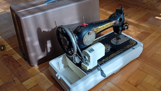 Máquina de coser Singer antigua con motor
