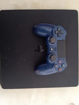 PS4 (PlayStation 4) Negra con Mando Azul