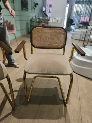 Dos sillones de diseño beige y dorado