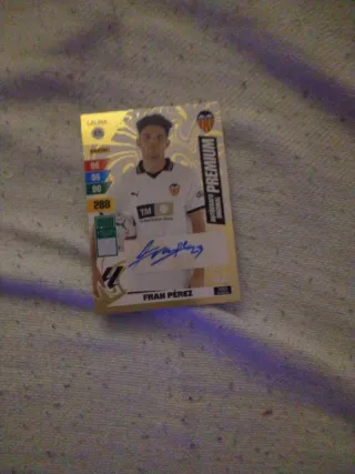 Una carta de futbol firmada por un jugador
