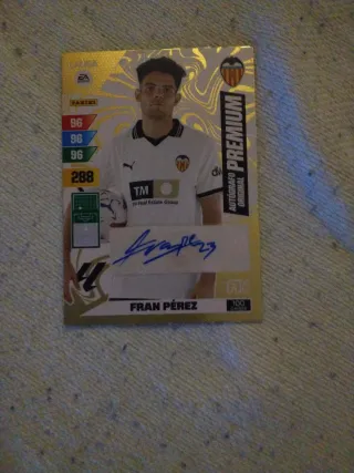 Una carta de futbol firmada por un jugador