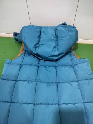 Chaleco de niño con capucha