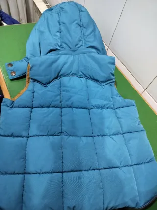 Chaleco de niño con capucha