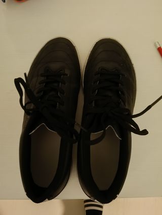 Zapatillas Futsal Kipsta Negras y Blancas