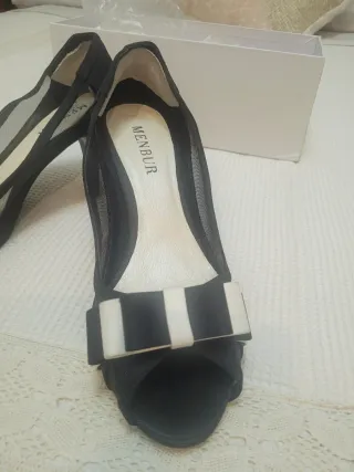 Zapatos de tacón negros y blancos