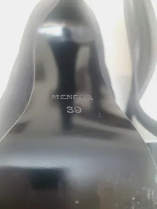 Zapatos de tacón negros y blancos