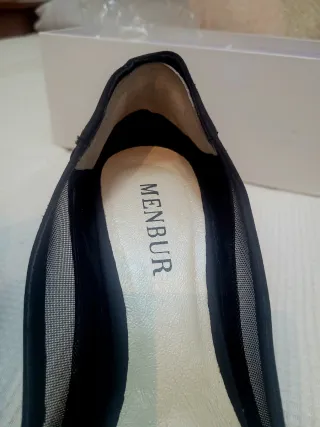 Zapatos de tacón negros y blancos