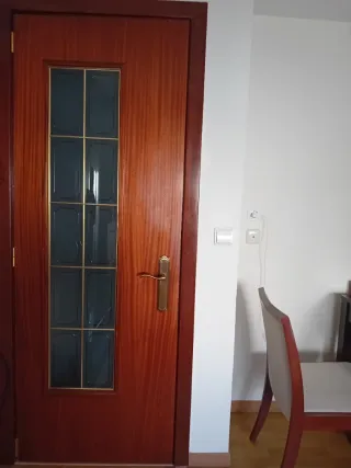 Puerta de madera con cristal