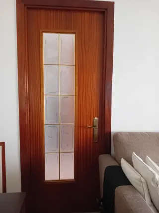 Puerta de madera con cristal