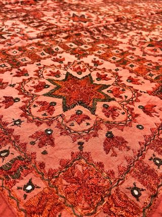 Colcha Hindú, antigua colcha tejida a mano.