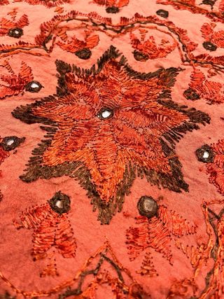 Colcha Hindú, antigua colcha tejida a mano.