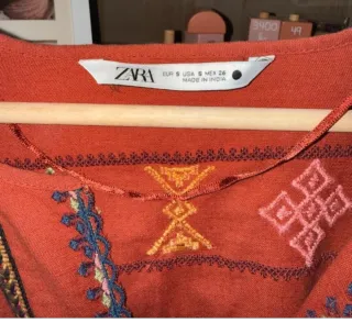 Blusa Zara bordada roja