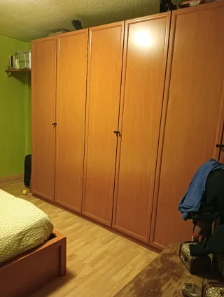 Cama de matrimonio y armario