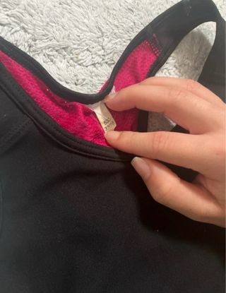 Reggiseno sportivo nero e fucsia