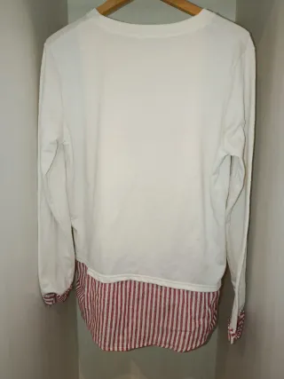 Sudadera blanca con estampado de patines