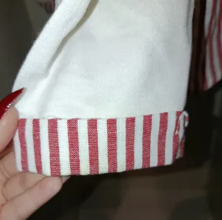 Sudadera blanca con estampado de patines