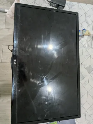 TV LG 24 sin Smart TV para colgar en pared