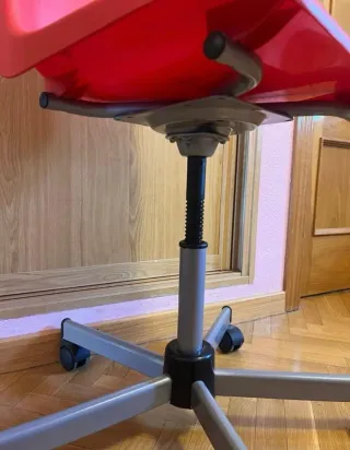 Silla giratoria roja y gris