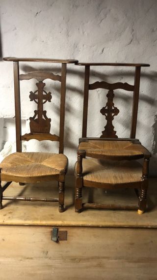 Dos reclinatorios antiguos con carcoma