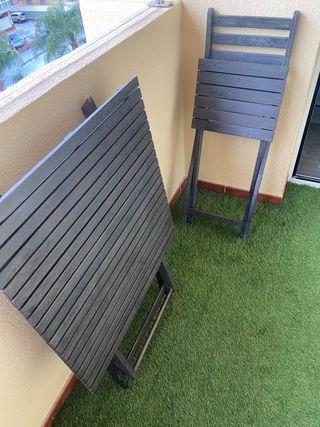 Mesa de exterior y silla