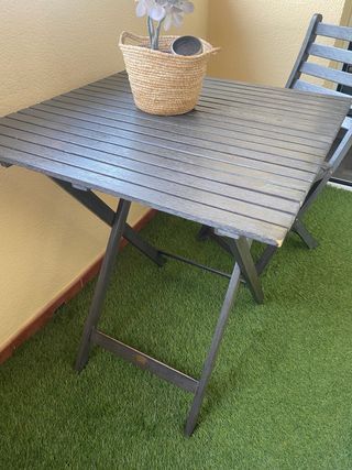 Mesa de exterior y silla