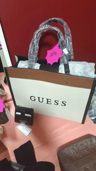 Bolso Guess Negro y Plateado