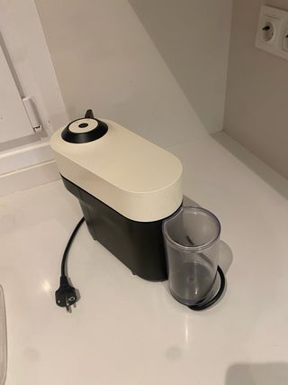 Cafetera Nespresso Blanca y Negra