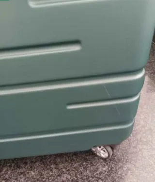 Maleta verde 75x48x28.6 cm (sin usar)