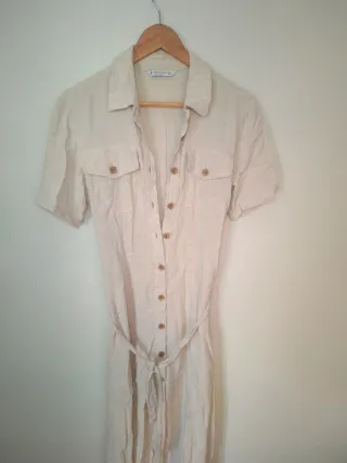 Vestido beige con cinturón