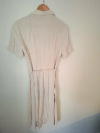 Vestido beige con cinturón