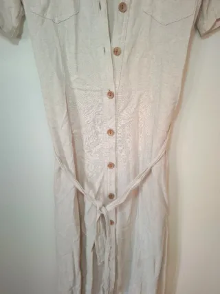 Vestido beige con cinturón