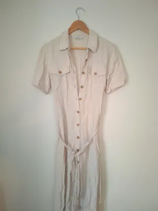 Vestido beige con cinturón