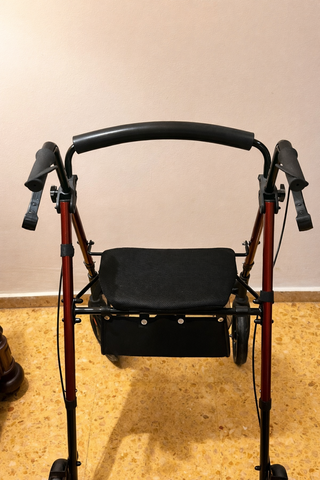 Andador plegable con asiento y frenos
