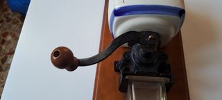 Macinacaffè olandese vintage in ceramica con casse