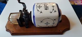 Macinacaffè olandese vintage in ceramica con casse