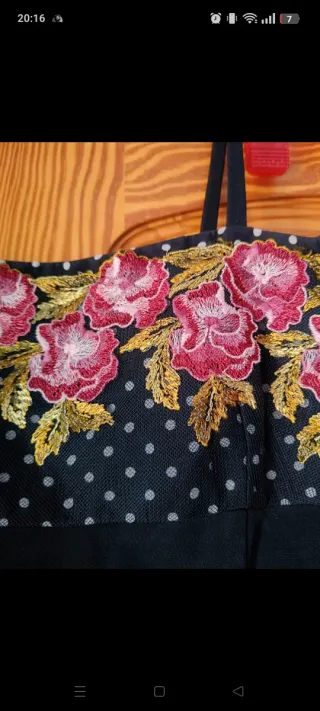 Top y blazer floral negro y rojo a conjunto.