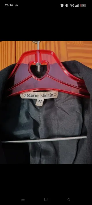 Top y blazer floral negro y rojo a conjunto.