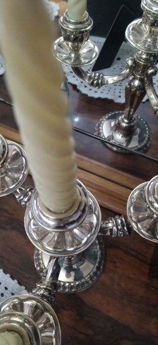 Candelabros de metal plateado.