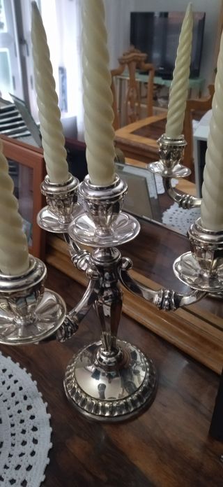 Candelabros de metal plateado.