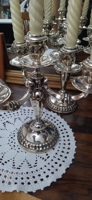 Candelabros de metal plateado.